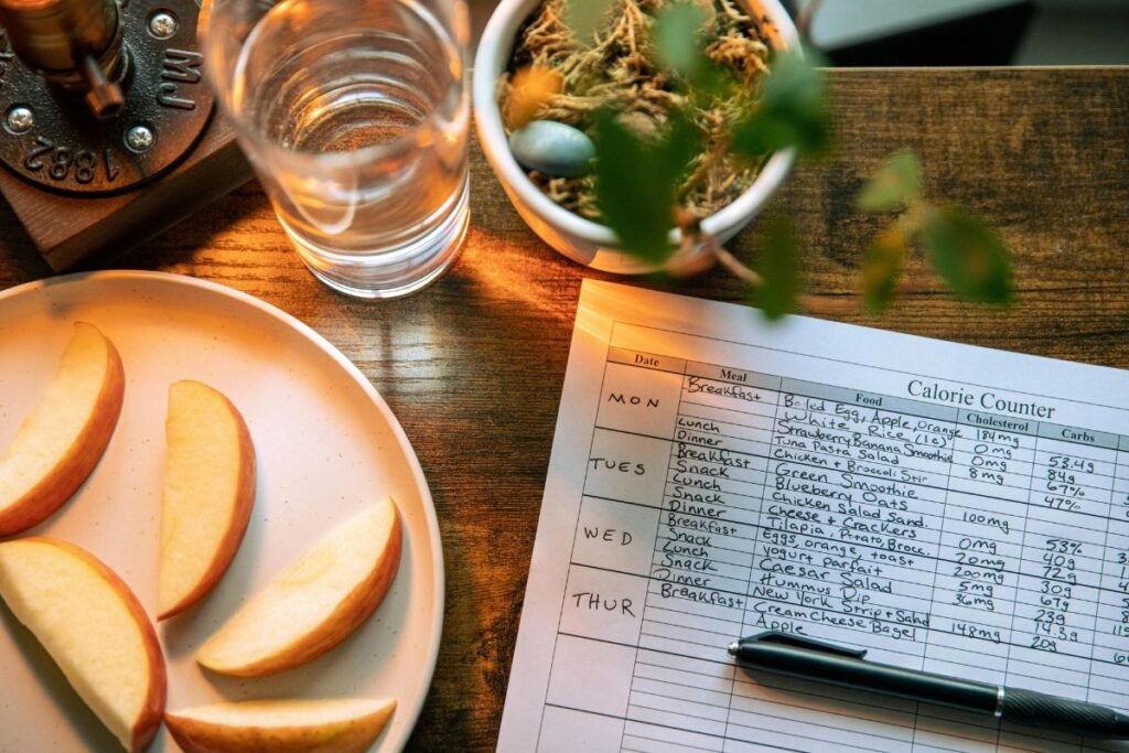 persona calculando un déficit calórico para perder grasa