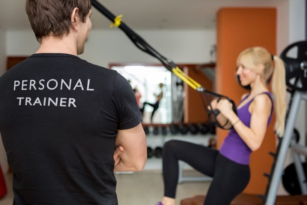 personal trainer entrenando con un cliente a domicilio en Chile