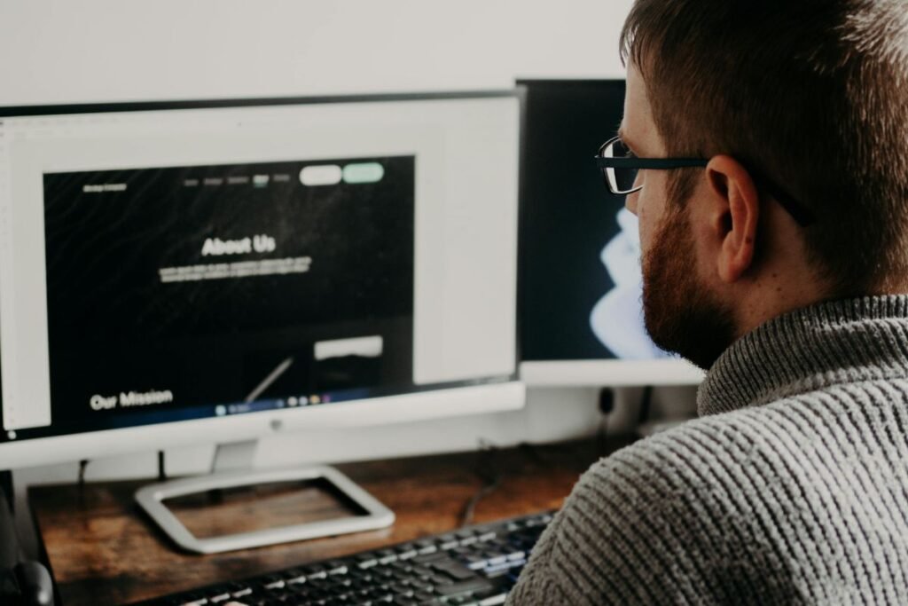 persona revisando cómo contratar un personal trainer online en Chile desde su computador