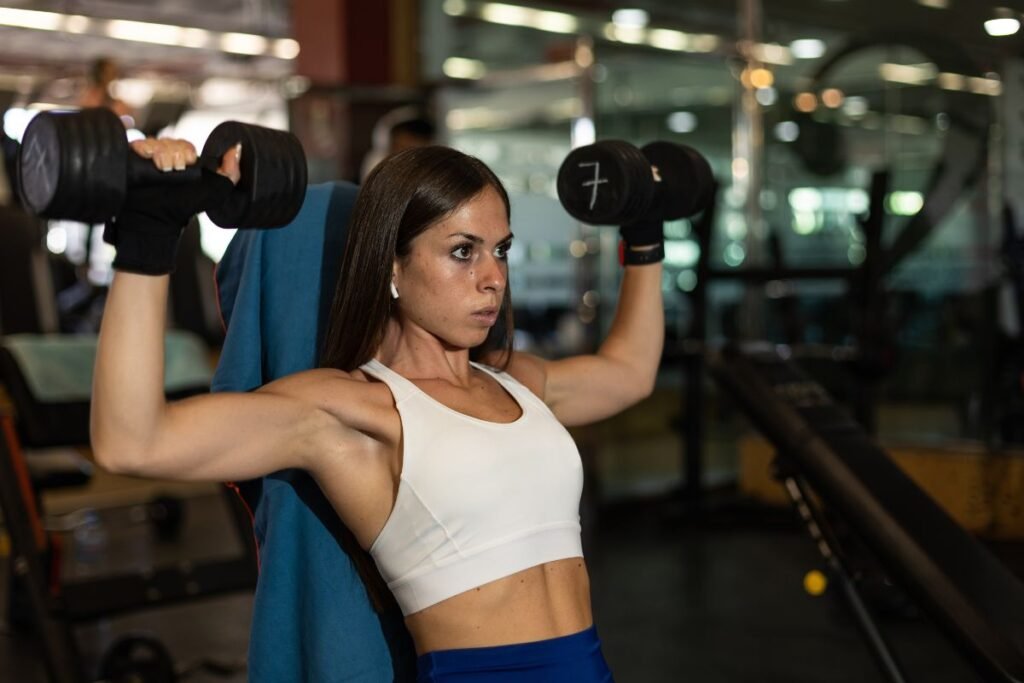 persona realizando ejercicios de fuerza con pesas en el gimnasio