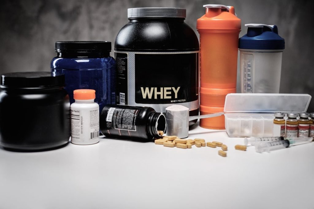 diferentes suplementos deportivos como creatina proteína cafeína y beta alanina