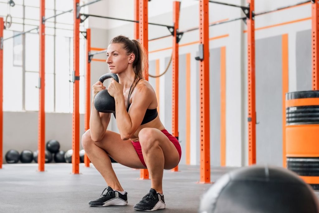 rutina de calistenia en casa con flexiones sentadillas y ejercicios de core