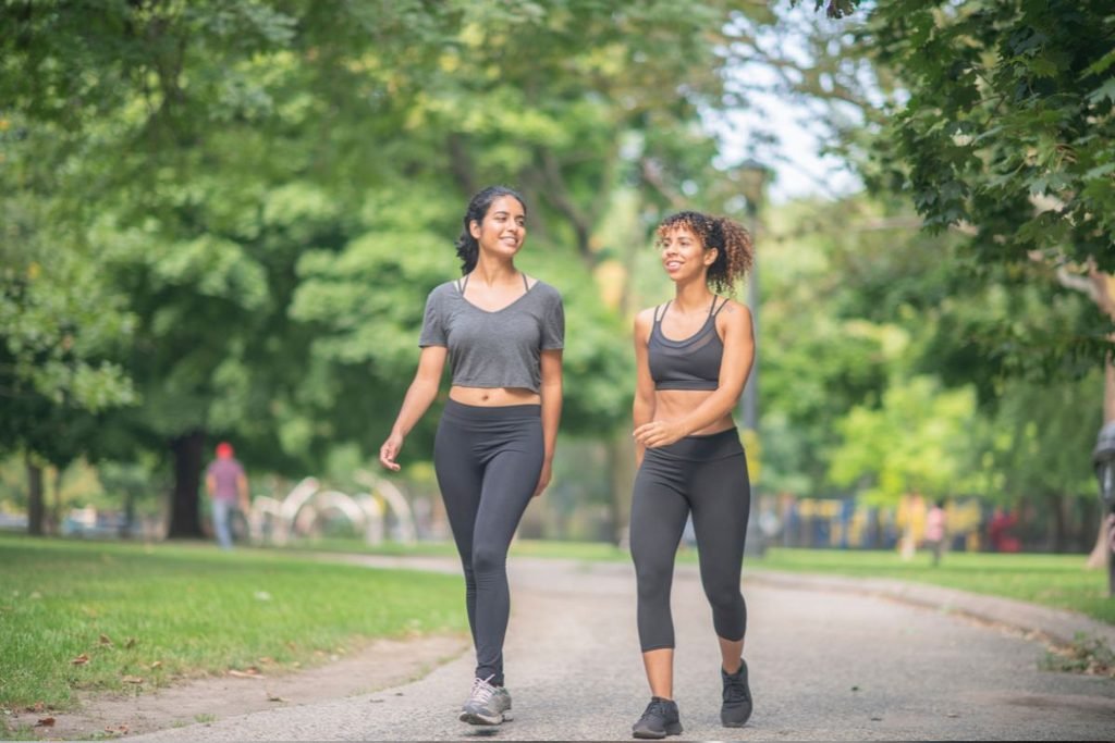 caminar como cardio de baja intensidad para aumentar el gasto energético
