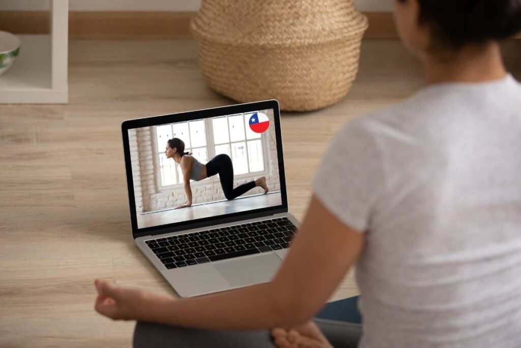 persona entrenando con seguimiento de un personal trainer online en Chile