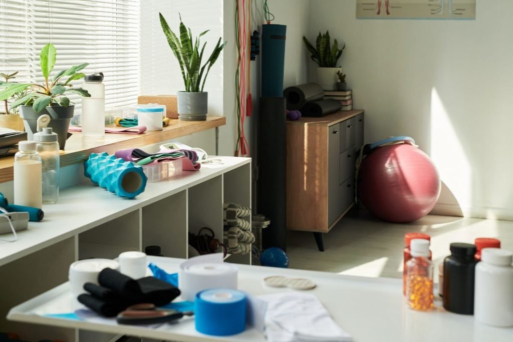 gimnasio en casa sencillo con mancuernas bandas banco y pelota de pilates