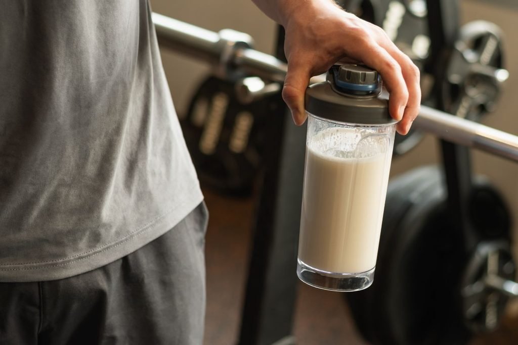proteína con creatina mezcladas en un shaker para entrenamiento de fuerza